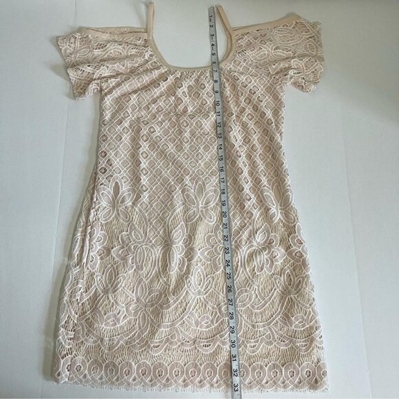 Battenberg lace overlay cold shoulder - Picture 9 of 11